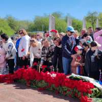 Церемония возложения венков и цветов к мемориалу "Память"